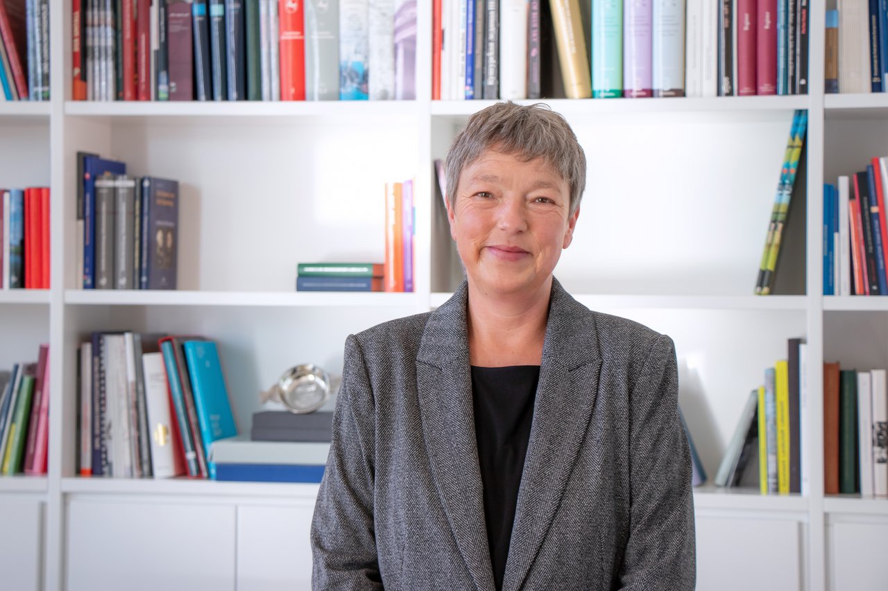 Bild: © Niedersächsischer Landtag Landtagspräsidentin Hanna Naber vor einem Bücherregal.