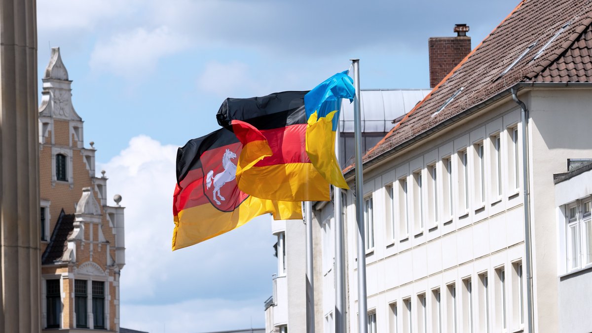Gehisste Niedersachsen-, Deutschland- und Ukraine-Flaggen vor dem Landtag.
