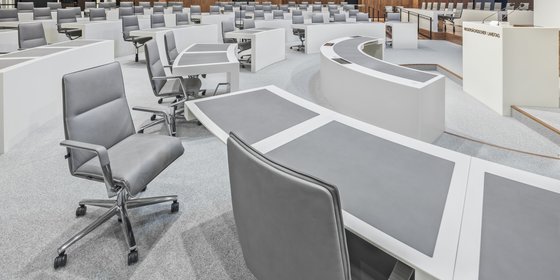 Leere Sitzplätze im Plenarsaal, hier: Bereich SPD/Grüne