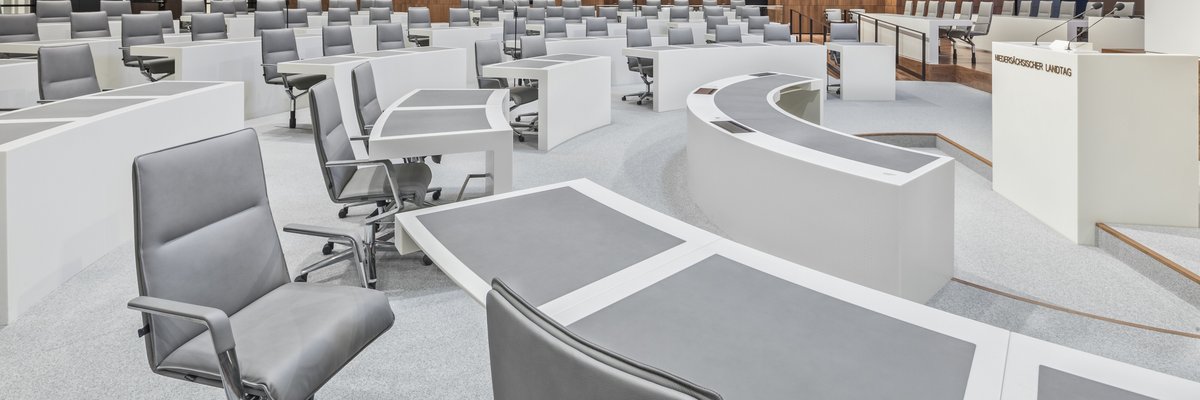 Bild: © Heinrich Hecht Leere Sitzplätze im Plenarsaal, hier: Bereich SPD/Grüne