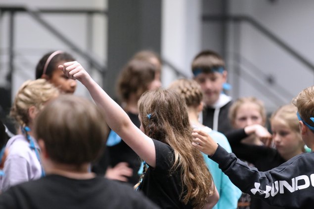 Eine Gruppe von Kindern während einer pantomimischen Performance.