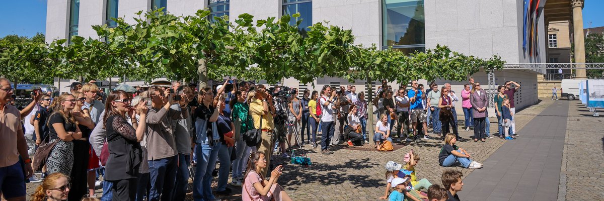 Bei schönem Wetter sammelten sich Zuschauende vor der Bühne.