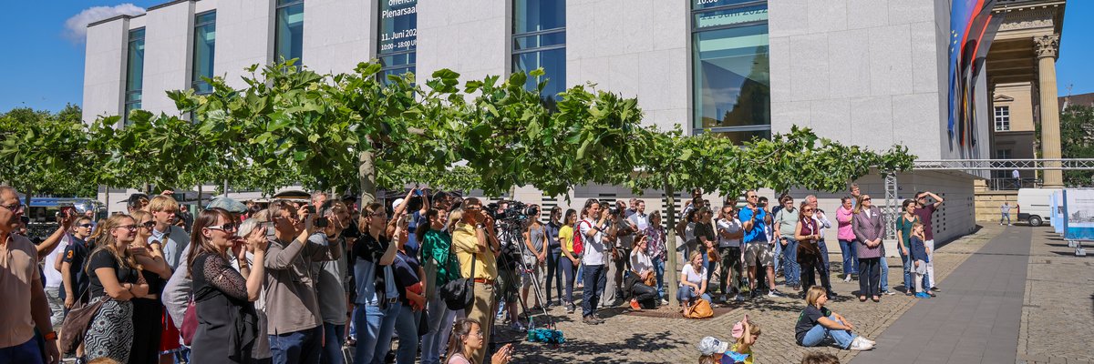 Bei schönem Wetter sammelten sich Zuschauende vor der Bühne.