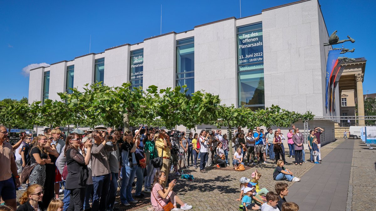 Bei schönem Wetter sammelten sich Zuschauende vor der Bühne.