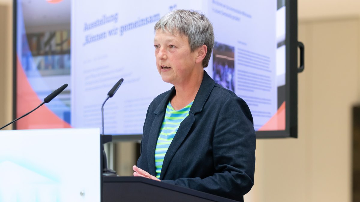 Landtagspräsidentin Hanna Naber am Redepult in der Portikushalle.