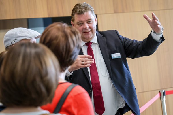 Bild: © Focke Strangmann Landtagsvizepräsident Jens Nacke mit einigen Besucherinnen und Besuchern