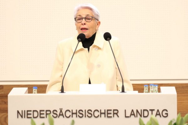 Gedenkstunde anlässlich des 80. Jahrestages der Reichsprogromnacht am 9. November 2018 im Plenarsaal des Niedersächsischen Landtages. Hier: Frau Dr. Yvonne Koch, Düsseldorf, Überlebende des Konzentrationslagers Bergen-Belsen, bei ihrer Ansprache.