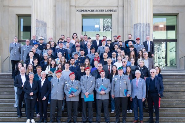 Bild: © Niedersächsischer Landtag Ehrung von Sammlerinnen und Sammlern des Volksbundes Deutsche Kriegsgräberfürsorge am 21. März 2025 im Forum des Niedersächsischen Landtages.