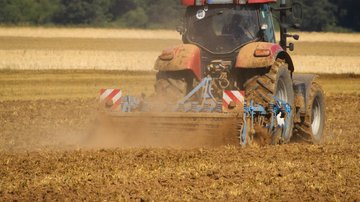 Traktor fährt mit Pflug auf einem Acker. Klick öffnet die Seite: Ausschuss für Ernährung, Landwirtschaft und Verbraucherschutz