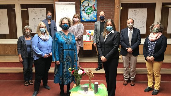 (von links vorn): Petra Jäkel, Kathrin Studemund, Pastorin Anna Küster, Dr. Gabriele Andretta, (hinten von links) Ingrid Holst, Daniela Ten Wolde, Dr. Frederik Holst, Probst Stephan Wichert-von-Holten und Maureen Wiele in der Spielgrube der Kita.