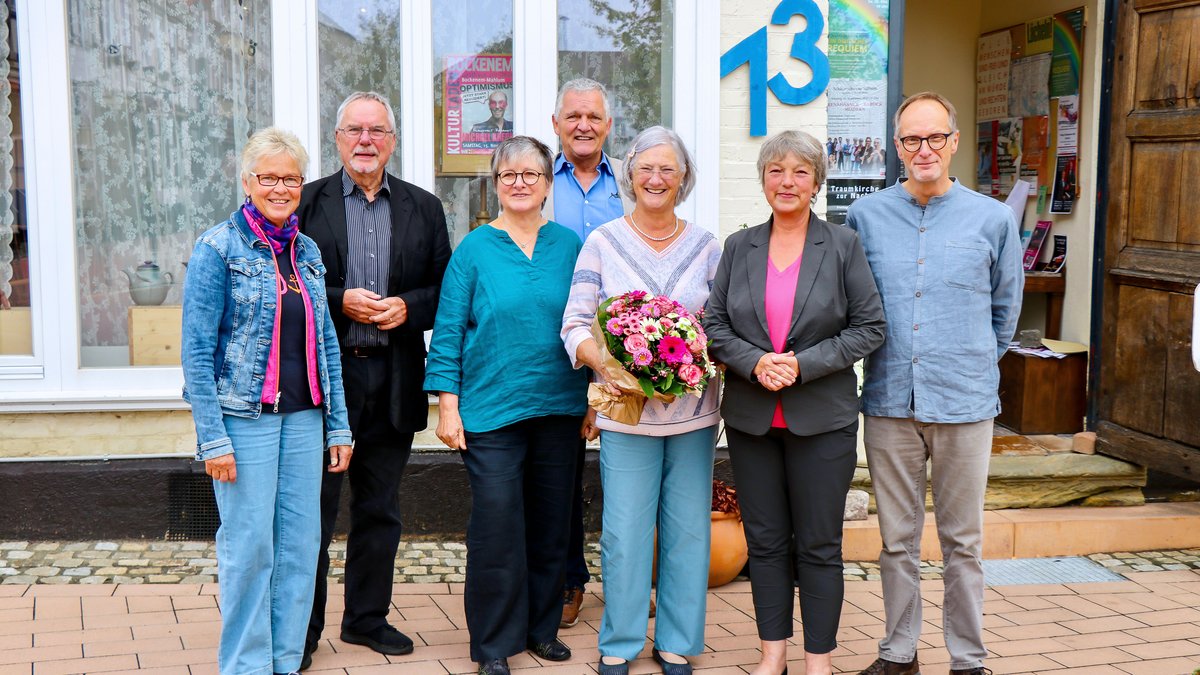 Gruppenfoto von Landtagspräsidentin Hanna Naber, dem Bockenemer Bürgermeister und mehreren Menschen der SingAkademie Niedersachsen