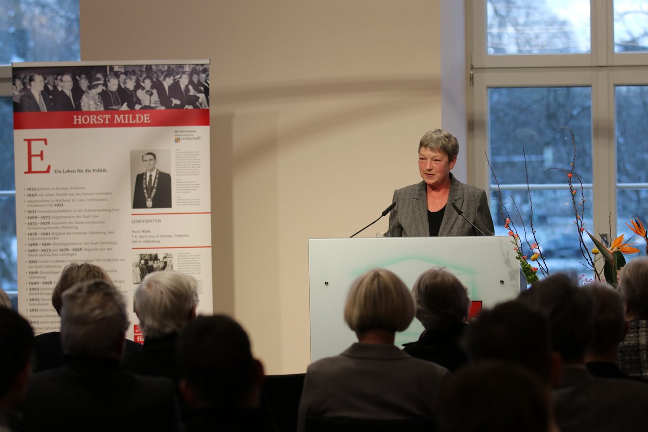 Landtagspräsidentin Hanna Naber am Rednerpult.