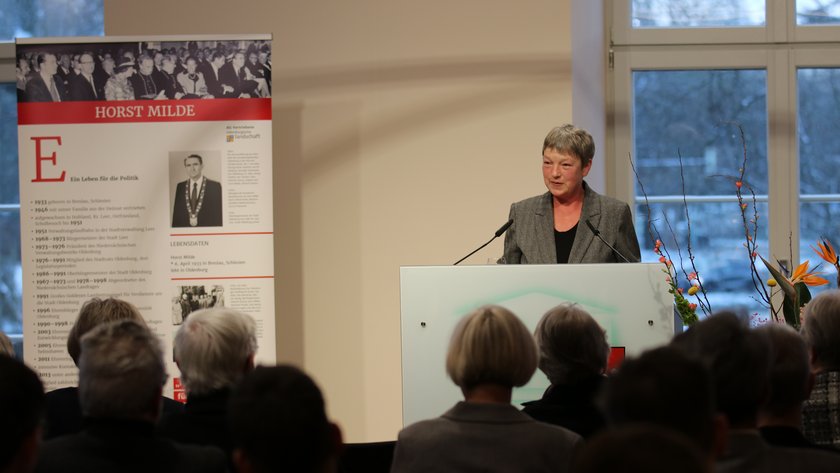 Landtagspräsidentin Hanna Naber am Rednerpult.