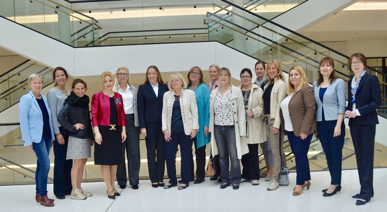 Landtagspräsidentin Dr. Gabriele Andretta (6.v.l.) empfängt die Initiative für mehr Frauen in den Aufsichtsräten im Landtag