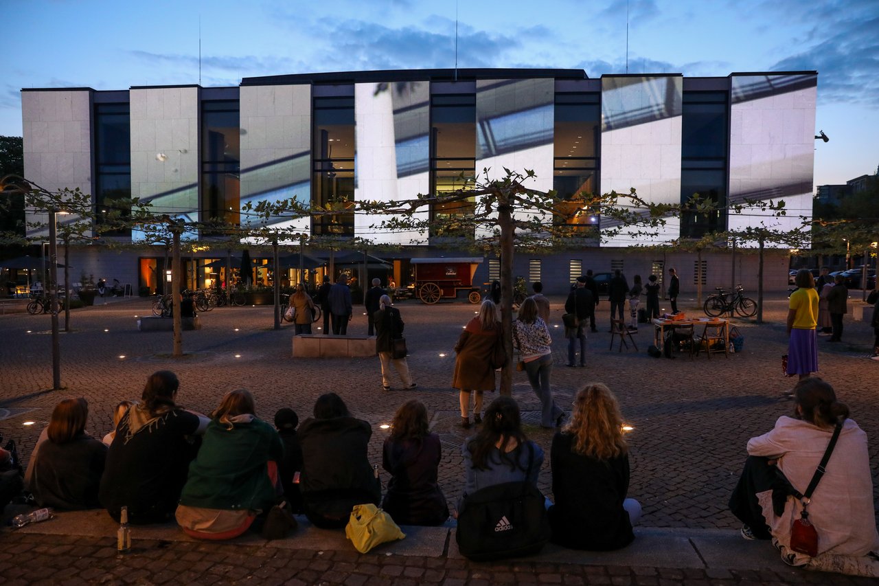 Besucher und Besucherinnen auf dem Platz der Göttinger Sieben vor der Plenarsaalfassade