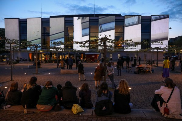 Bild: © Focke Strangmann Besucher und Besucherinnen auf dem Platz der Göttinger Sieben vor der Plenarsaalfassade