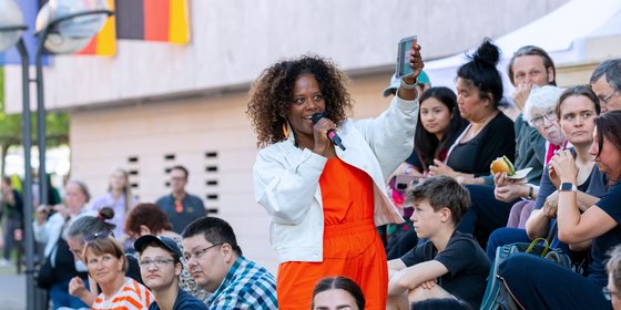 Eindrücke vom Abend der Begegnung zum Kirchentag, hier: Bühnenprogramm des Landtages.
