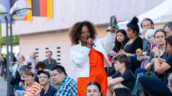 Eindrücke vom Abend der Begegnung zum Kirchentag, hier: Bühnenprogramm des Landtages.