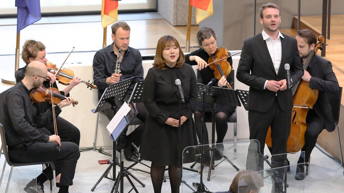 Musikerinnen und Musiker im Plenarsaal.