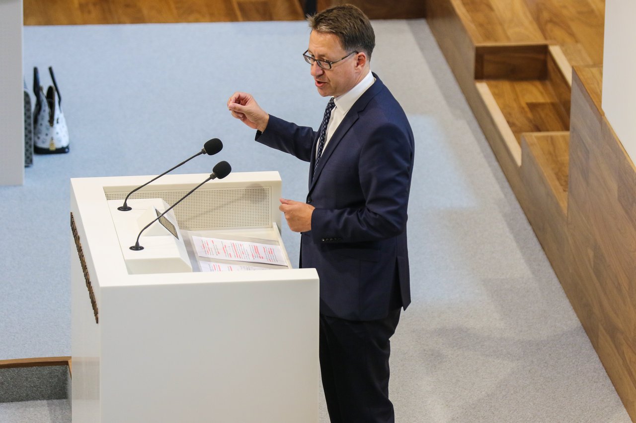 Bild: © Focke Strangmann Ein Abgeordneter spricht am Rednerpult