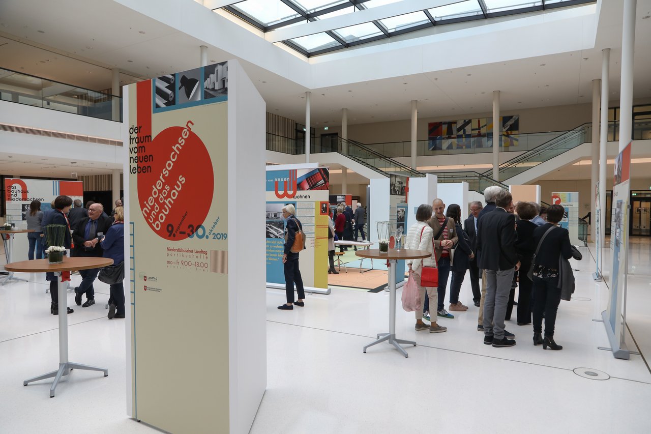 Die Besucherinnen und Besucher der Eröffungsveranstaltung erkunden die Ausstellung und die Träume der Bauhäusler