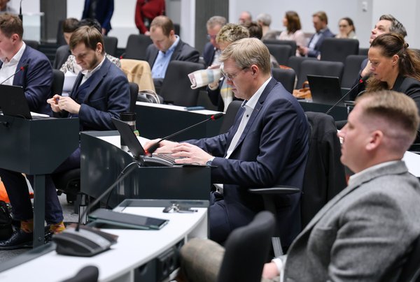 Bild: © Focke Strangmann Abgeordnete sitzen am Tische bei einer Ausschussberatung.