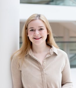 Portraitfoto der Landtagslotsin Laura Koren