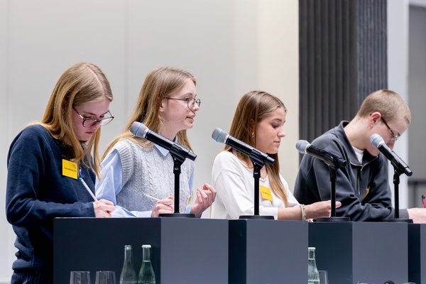 Die zweite Landessiegerin der Altersgruppe 1, Klara Heinke bei ihrer Debatte auf dem Podium.