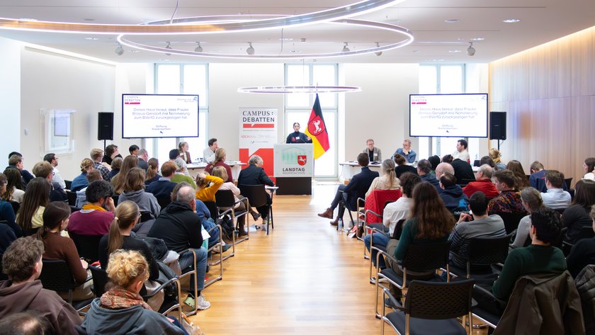 Der gut gefüllte Leibniz-Saal, am Redepult steht eine junge Frau