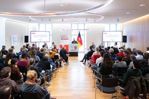 Der gut gefüllte Leibniz-Saal, am Redepult steht eine junge Frau