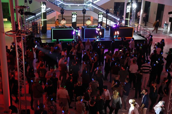 Partygäste während der Silent Party in der Portikushalle