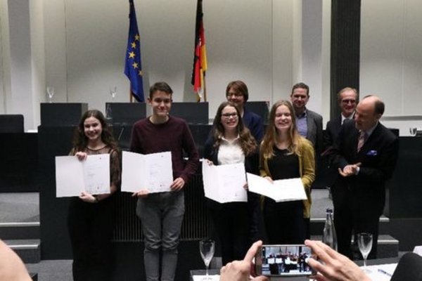 Jugend debattiert am 19. März 2019 im Niedersächsischen Landtag; hier: Gruppenfoto Altersklasse I