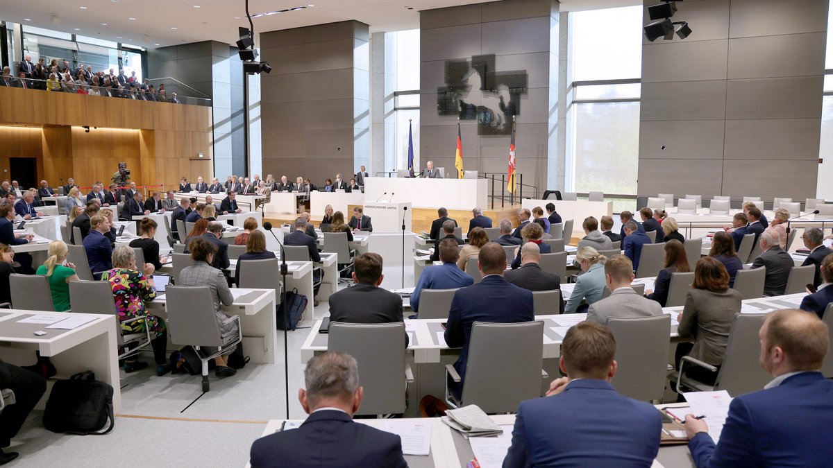 Klick auf das Bild öffnet eine vergrößerte Ansicht in einem Overlay. Zum Schließen des Overlays die ESC-Taste drücken. Plenarsaal