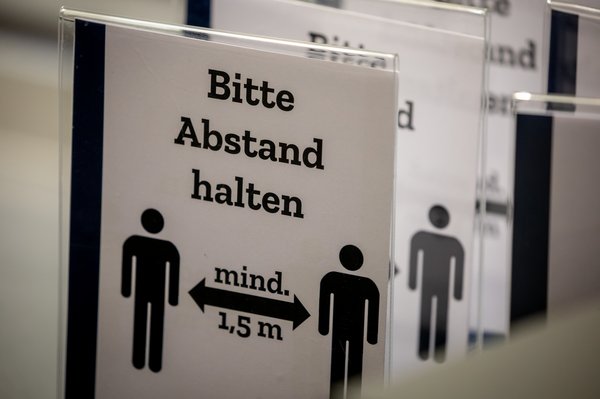 Schild mit zwei Personen und dem Hinweis auf den Mindestabstand von 1,50 m