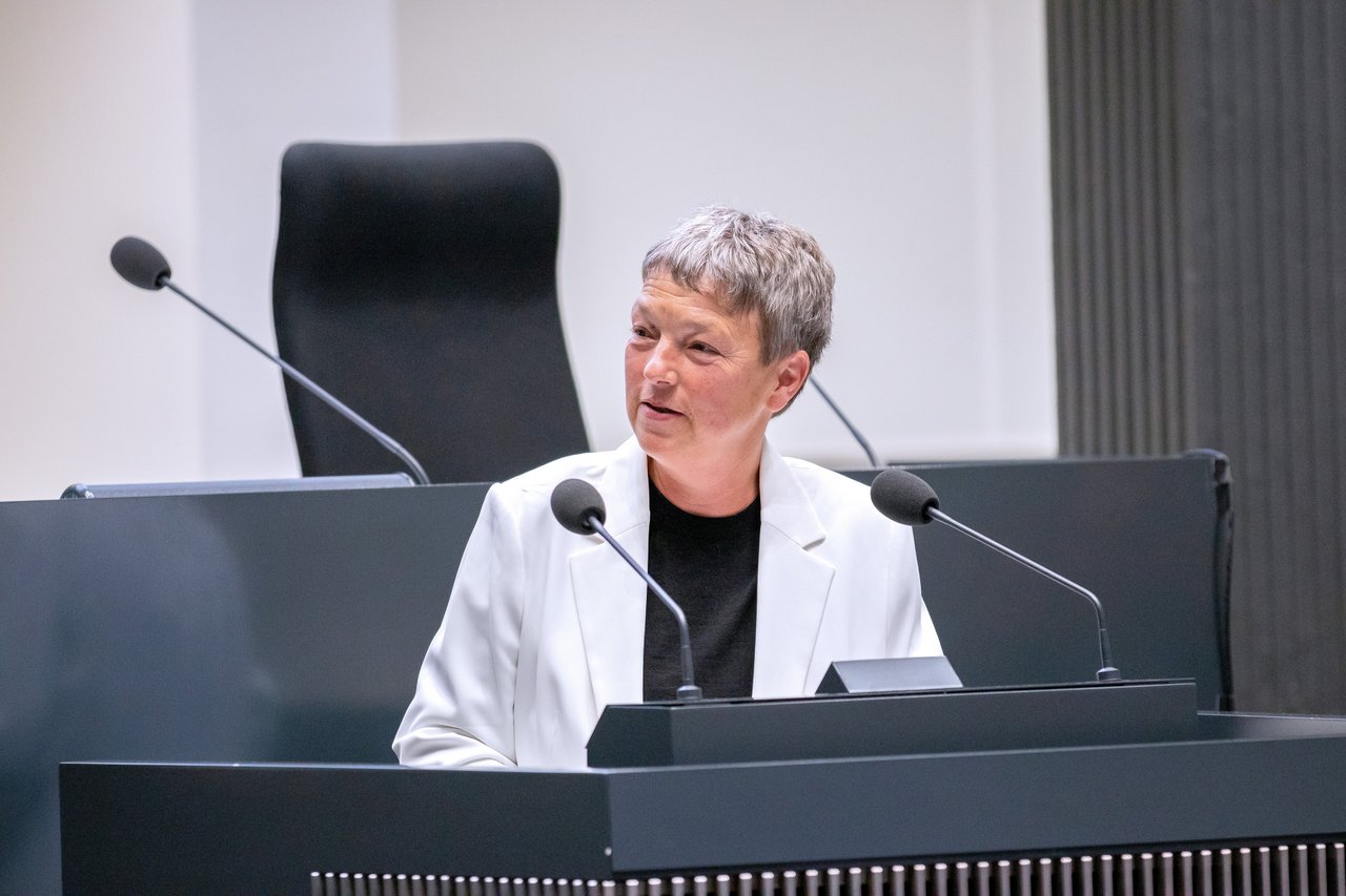 Bild: © Niedersächsischer Landtag Landtagspräsidentin Hanna Naber am Redepult.