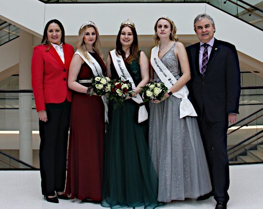 Rena Janßen (Blütenkönigin Wiesmoor) mit ihren beiden Prinzessinnen Liza Bohlen und Vanessa Habben sowie Bürgermeister Friedrich Völler und Landtagspräsidentin Dr. Gabriele Andretta 