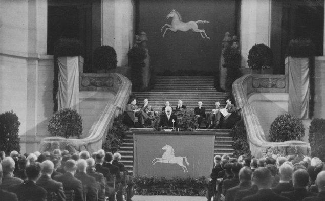 Feierliche Eröffnung des Ernannten Hannoverschen Landtages in der Kuppelhalle des Rathauses am 23.08.1946.