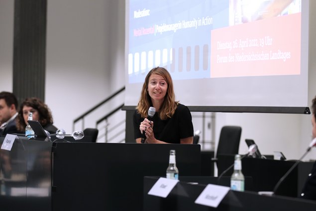 Bild: © Niedersächsischer Landtag Meital Rozental als Moderatorin