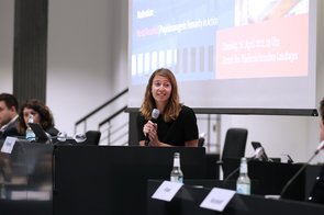 Bild: © Niedersächsischer Landtag Meital Rozental als Moderatorin