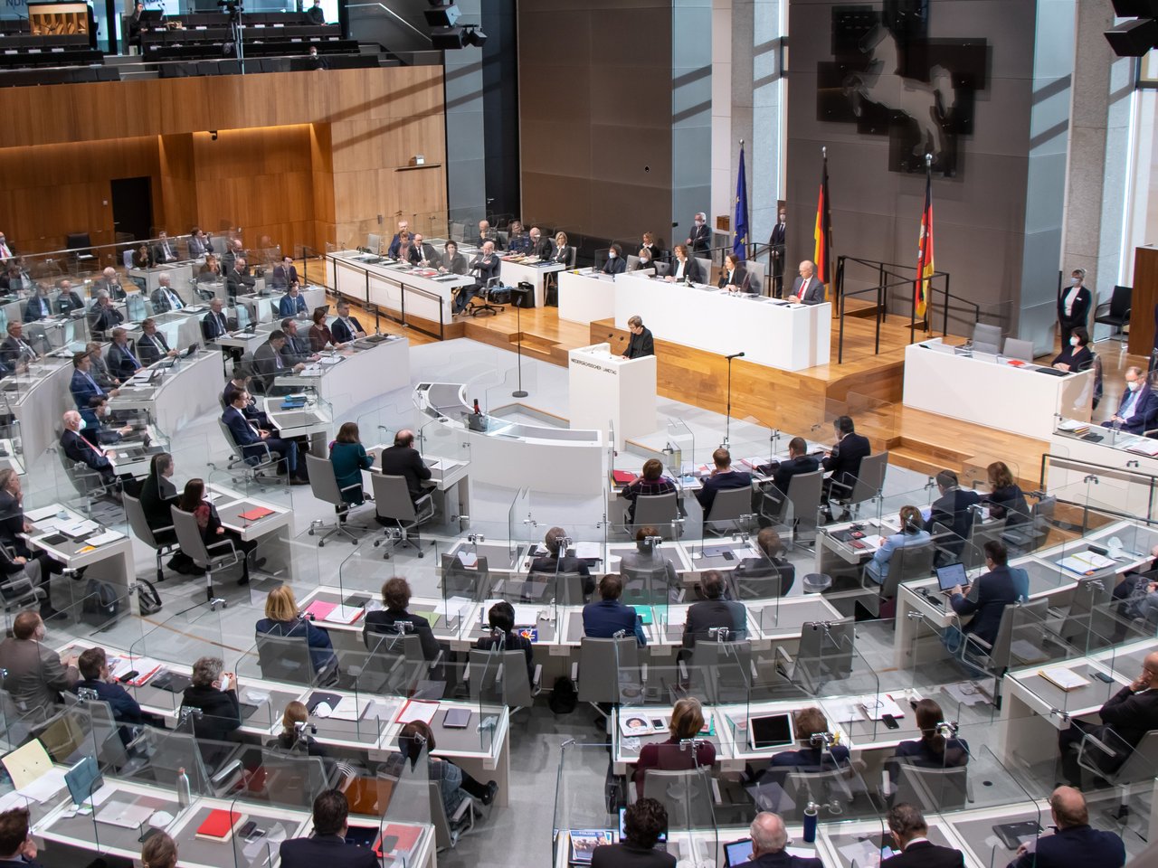 Bild: © Niedersächsischer Landtag Blick von einer Besuchertribüne auf das vollbesetzte Plenum.