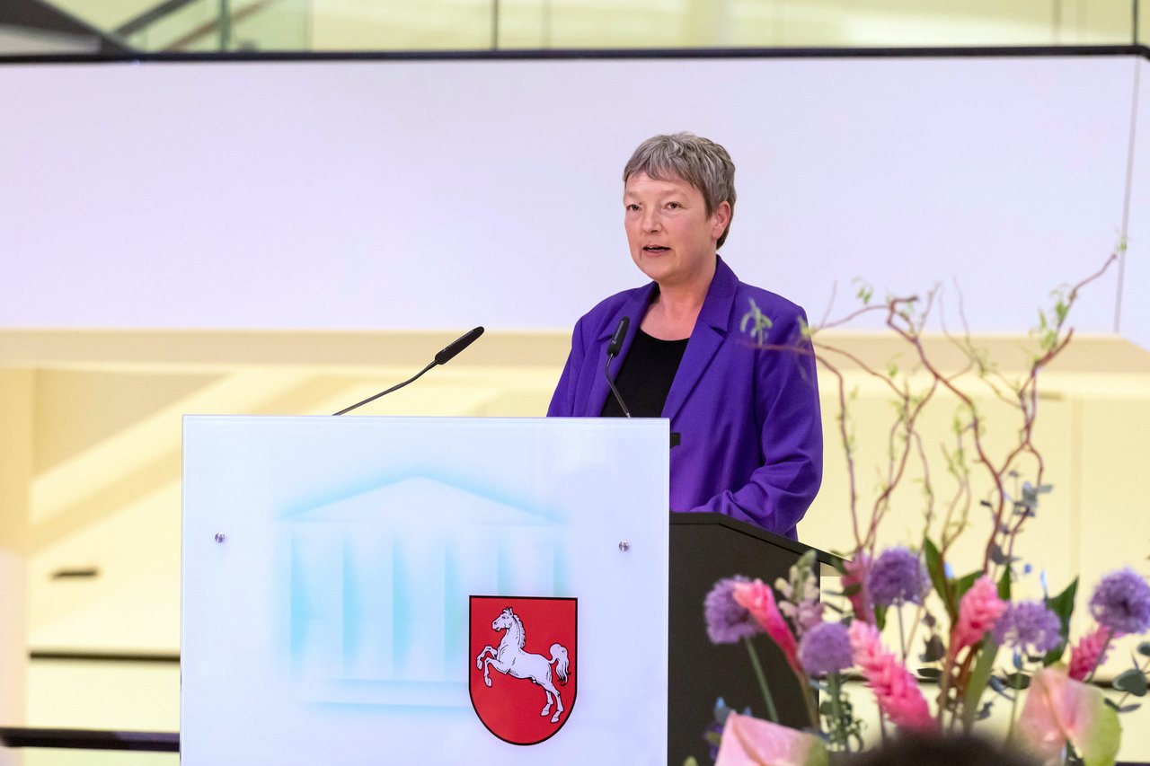 Bild: © Niedersächsischer Landtag Landtagspräsidentin Hanna Naber am Rednerpult.