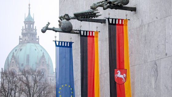 Fahnenträger mit Europa-, Deutschland- und Niedersachsenflagge.
