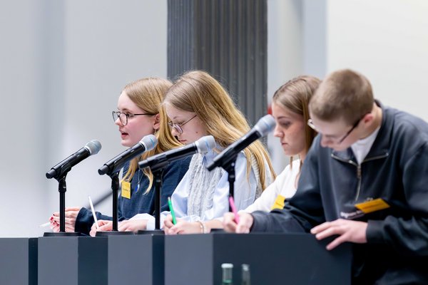 Die erste Landessiegerin der Altersgruppe 1, Martha Ellinghaus bei ihrer Debatte auf dem Podium.