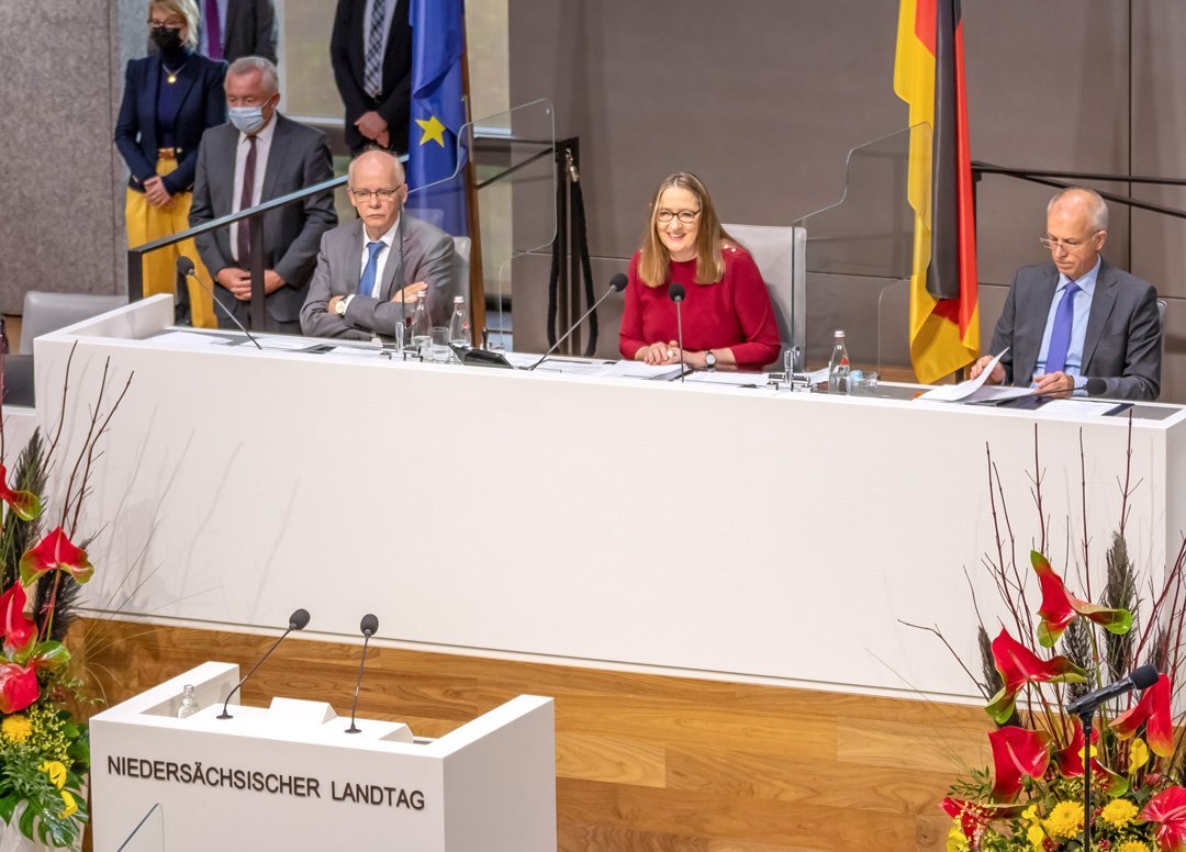 Bild: © Niedersächsischer Landtag Landtagspräsidentin der 18. Wahlperiode, Dr. Gabriele Andretta, spricht auf der Präsidiumsempore.