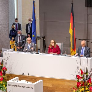Bild: © Niedersächsischer Landtag Landtagspräsidentin der 18. Wahlperiode, Dr. Gabriele Andretta, spricht auf der Präsidiumsempore.