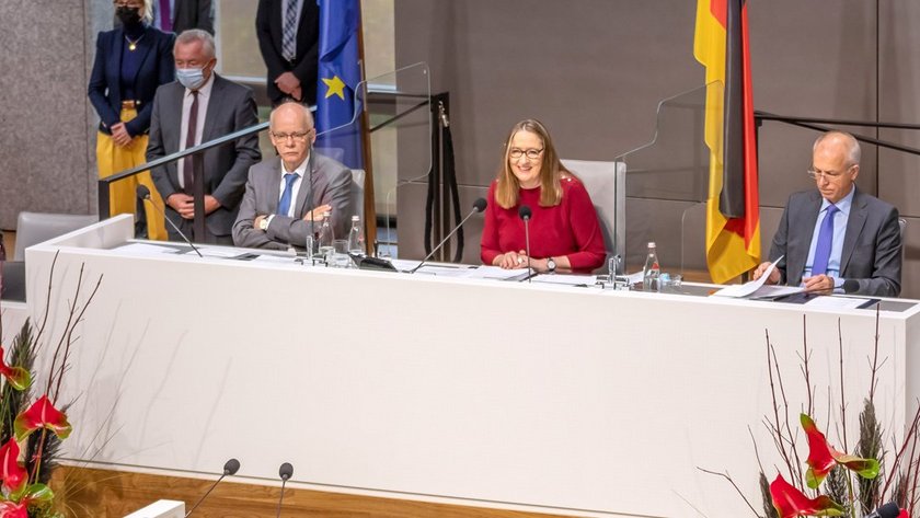 Landtagspräsidentin der 18. Wahlperiode, Dr. Gabriele Andretta, spricht auf der Präsidiumsempore.
