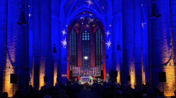 Bild: © Lea Schunk/Niedersächsischer Landtag Weihnachtlich beleuchteter Innenraum der Marktkirche.