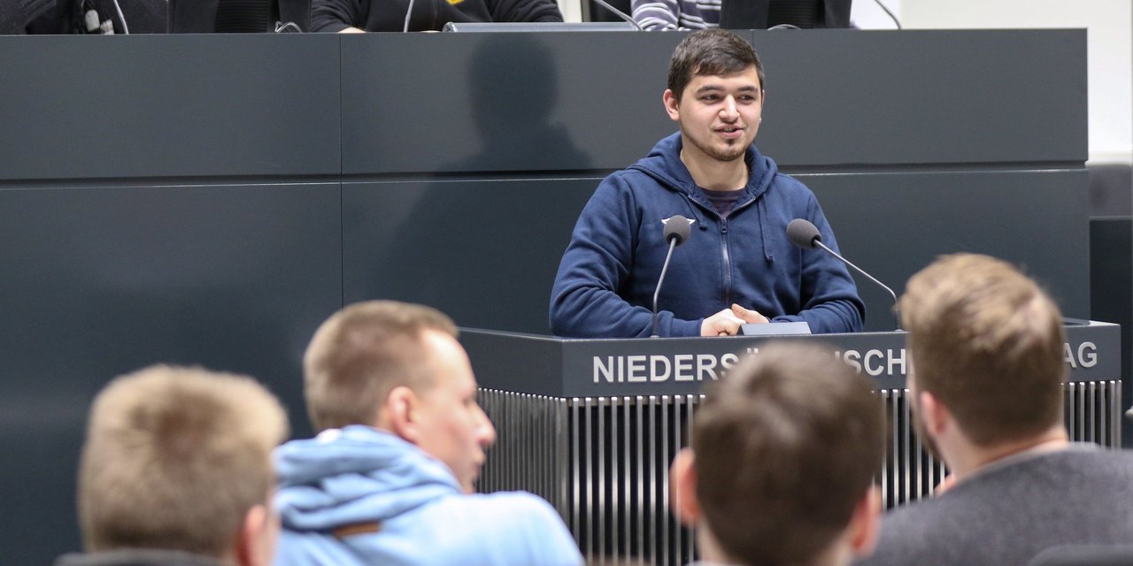 Bild: © Focke Strangmann Jugendliche während des Planspiels Parlament: Sie nehmen u.a. die Plätze des Präsidiums und von Abgeordneten ein.