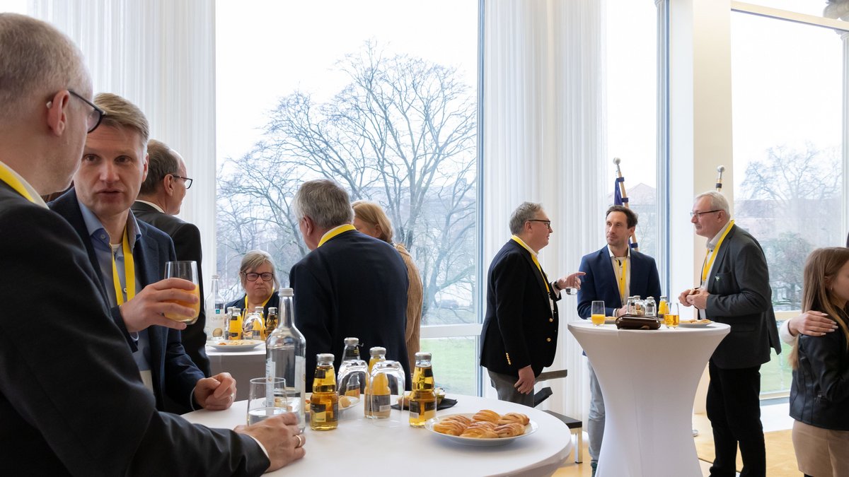 Einige Personen während eines Empfangs an Stehtischen im Büro der Landtagspräsidentin