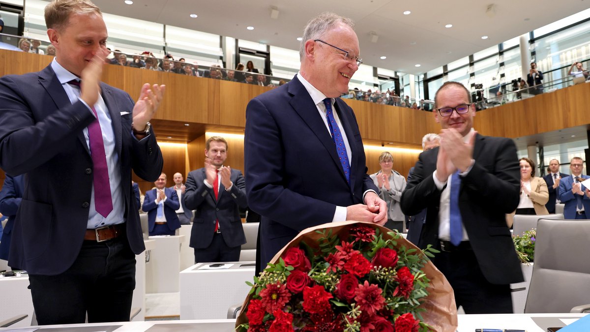 Stephan Weil is re-elected as Prime Minsiter and receives congratulations and flowers.